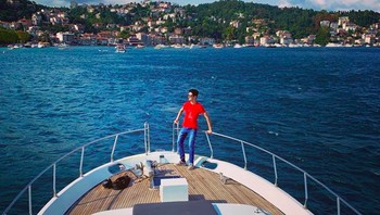 Banyak pula yang memilih menampilkan diri mereka saat liburan mewah. Foto: Rich Kids of Internet