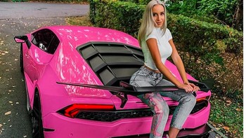 Kendaraan yang tampil tidak jarang tampil unik seperti berwarna pink. Foto: Rich Kids of Internet