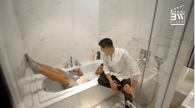 Kamar mandi pun ditata sangat minimalis tapi tetap terkesan mewah dengan dinding dan lantai marmer. Terdapat bak mandi kecil yang biasanya digunakan keponakannya saat berkunjung. Foto: Tangkapan layar YouTube/ Boy William