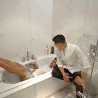 Kamar mandi pun ditata sangat minimalis tapi tetap terkesan mewah dengan dinding dan lantai marmer. Terdapat bak mandi kecil yang biasanya digunakan keponakannya saat berkunjung. Foto: Tangkapan layar YouTube/ Boy William