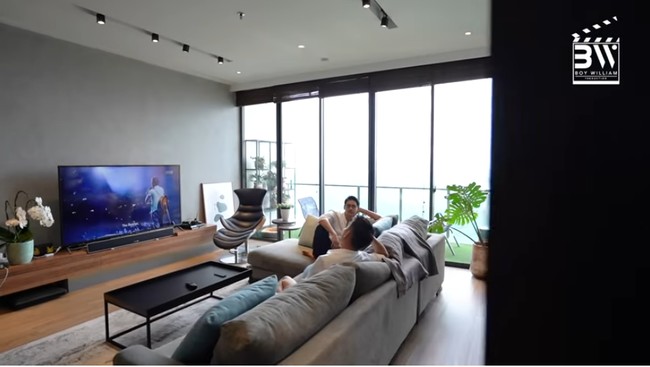 Sliding door jadi solusi bagi Afgan jika dia ingin mengadakan pesta kecil-kecilan di rumah. Sebab pintu geser tersebut bisa memberi ruang yang lebih luas. Foto: Tangkapan layar YouTube/ Boy William