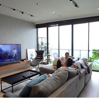 Sliding door jadi solusi bagi Afgan jika dia ingin mengadakan pesta kecil-kecilan di rumah. Sebab pintu geser tersebut bisa memberi ruang yang lebih luas. Foto: Tangkapan layar YouTube/ Boy William