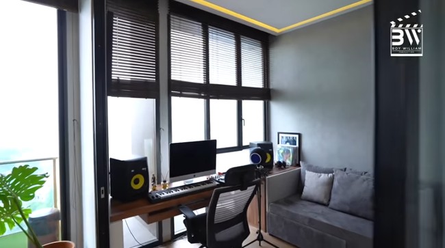 Afgan sedikit merenovasi unit apartemen yang ditinggalinya ini. Tadinya ada tembok gue bikin sliding door untuk studio. Ini tadinya kamar lalu jadi ruang kerja, jelas Afgan kepada Boy William yang menyambangi apartemennya. Foto: Tangkapan layar YouTube/ Boy William