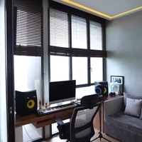 Afgan sedikit merenovasi unit apartemen yang ditinggalinya ini. Tadinya ada tembok gue bikin sliding door untuk studio. Ini tadinya kamar lalu jadi ruang kerja, jelas Afgan kepada Boy William yang menyambangi apartemennya. Foto: Tangkapan layar YouTube/ Boy William