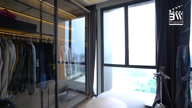 Ruang pakaian dibuat khusus untuk menyimpan koleksi busana Afgan. Rata-rata berisi baju manggung. Foto: Tangkapan layar YouTube/ Boy William