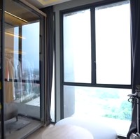 Ruang pakaian dibuat khusus untuk menyimpan koleksi busana Afgan. Rata-rata berisi baju manggung. Foto: Tangkapan layar YouTube/ Boy William