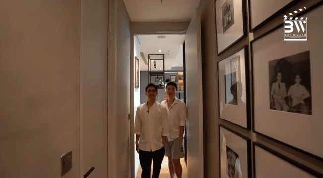 Saat di rumah normal-normal aja. Gue nggak ngerasa seperti superstar. Di panggung juga begitu. Hanya seorang pria yang suka menyanyi, tuturnya. Foto: Tangkapan layar YouTube/ Boy William