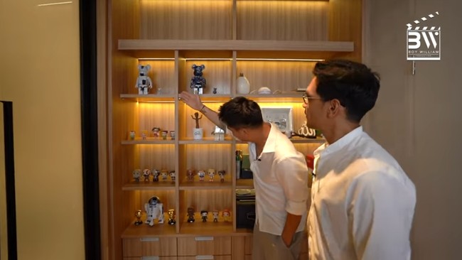 Afgan selalu menyimpan semua memorabilia tentang pencapaiannya. Oleh karena itu dia memiliki rak khususu untuk menyimpang berbagai piala penghargaan yang pernah diraihnya dari awal karier sampai sekarang. Foto: Tangkapan layar YouTube/ Boy William