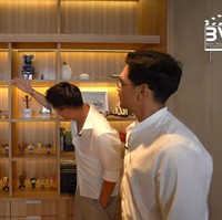 Afgan selalu menyimpan semua memorabilia tentang pencapaiannya. Oleh karena itu dia memiliki rak khususu untuk menyimpang berbagai piala penghargaan yang pernah diraihnya dari awal karier sampai sekarang. Foto: Tangkapan layar YouTube/ Boy William