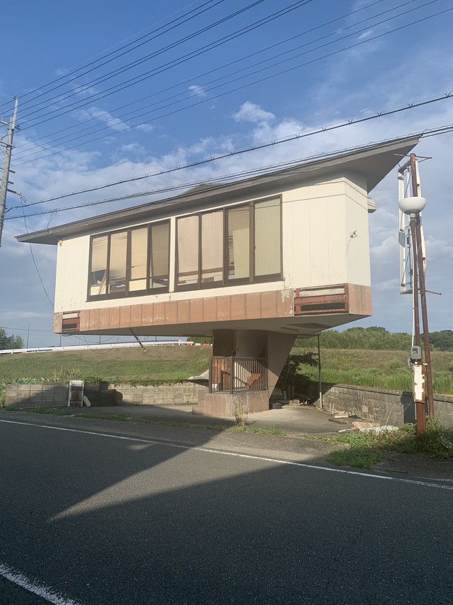 Rumah unik yang satu ini terletak di Jepang. Orang-orang yang melihat penampakan dari rumah yang satu ini mungkin akan bingung dan dibuat bertanya-tanya. Tidak sedikit juga yang menuduh bahwa foto-foto dari rumah ini sudah diedit sedemikian rupa agar menarik. Bagaimana menurutmu? Foto: Twitter @mo_hrizm