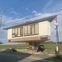Rumah unik yang satu ini terletak di Jepang. Orang-orang yang melihat penampakan dari rumah yang satu ini mungkin akan bingung dan dibuat bertanya-tanya. Tidak sedikit juga yang menuduh bahwa foto-foto dari rumah ini sudah diedit sedemikian rupa agar menarik. Bagaimana menurutmu? Foto: Twitter @mo_hrizm