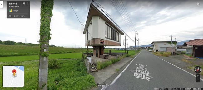 Salah seorang pengguna Twitter bernama Trickle Guro lalu mencoba mencari rumah unik yang satu ini melalui Google Earth. Rumah jamur ini terletak di Jobanki Prefectural Road 294, Azumigawa Town, Takashima City, Shiga Prefecture 520-1211. Foto: dok. Oddity Central