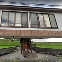 Jika dilihat dari jarak yang lebih dekat, rumah unik yang satu ini terlihat jelas dibangun di atas tangga kecil yang sempit. Beberapa orang menduga bahwa pemiliknya mungkin sengaja mendesain rumah tersebut sedemikian rupa agar bisa mengurangi biaya pajak bangunannya. Foto: dok. Oddity Central