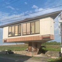 Rumah viral yang memiliki desain sangat unik ini dikenal dengan sebutan Rumah Jamur. Sebutan itu sesuai dengan bentuk rumah yang memang terlihat menyerupai jamur, kecil pada bagian bawahnya dan melebar di bagian atasnya. Foto: Twitter @mo_hrizm