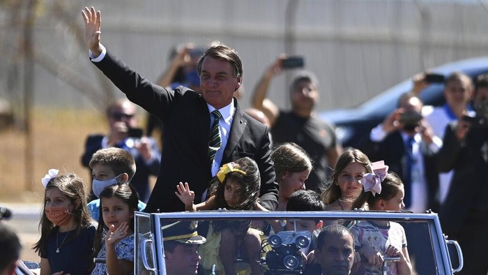 Presiden Brasil, Jair Bolsonaro, tak kenakan masker saat peringati Hari Kemerdekaan di tengah pandemi COVID-19. Berikut potretnya.