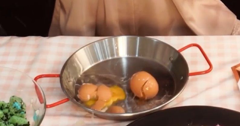 Seo Ye Ji Ketahuan Tak Bisa Pecahkan Telur