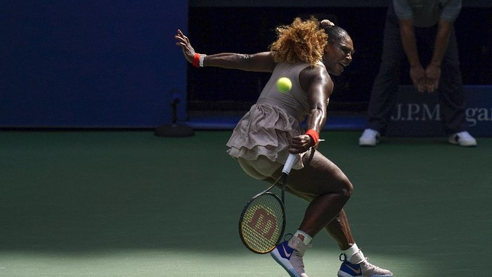 Serena Williams, of the United States, returns a shot to Maria Sakkari, of Greece, during the quarterfinals of the US Open tennis championships, Monday, Sept. 7, 2020, in New York. (AP Photo/Seth Wenig)