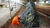 Petugas PSPU menyelesaikan salah satu ornamen di Taman Pilar Jati.