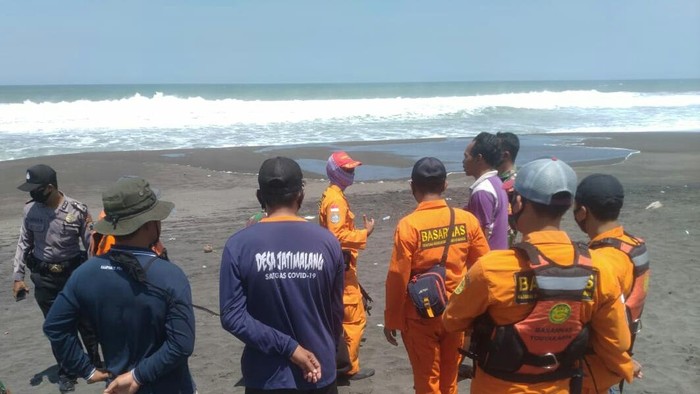 Tim SAR gabungan melakukan pencarian seorang nelayan hilang di Purworejo