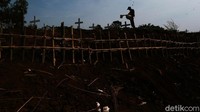 Akibat penuhnya lahan, TPU Pondok Ranggon memutuskan hanya melayani jenazah COVID-19 muslim dengan sistem tumpang. Lebih lanjut, penanggung jawab pelaksana TPU Pondok Ranggon, Muhaemin, menuturkan jika opsi pemakaman jenazah tumpang sudah dimulai sejak awal November lalu. Hingga saat ini, hanya ada lahan kosong untuk jenazah COVID-19 Kristen. Rengga Sancaya/detikcom