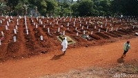 Meskipun lahan pemakaman terus diperluas, TPU Pondok Ranggon tetap tidak bisa menampung jenazah COVID-19. Rengga Sancaya/detikcom