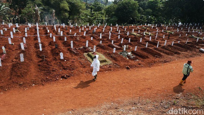 Jenazah sedang dimakamkan di di TPU Pondok Ranggon, Jakarta Timur, Selasa (8/9/2020). Pada Jumat (4/9/2020) kemarin, liang lahat hanya tinggal 1.100. Diperkirakan jumlah tersebut hanya bisa memenuhi kebutuhan maksimal 2 bulan.