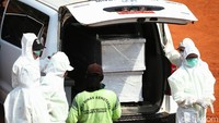 Ambulans mengantarkan jenazah yang akan dimakamkan di TPU Pondok Ranggon. Pemakaman berlangsung dengan protap COVID-19.