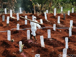 Cerita Pengubur Jenazah Corona, Sehari Bisa Gali 38 Makam