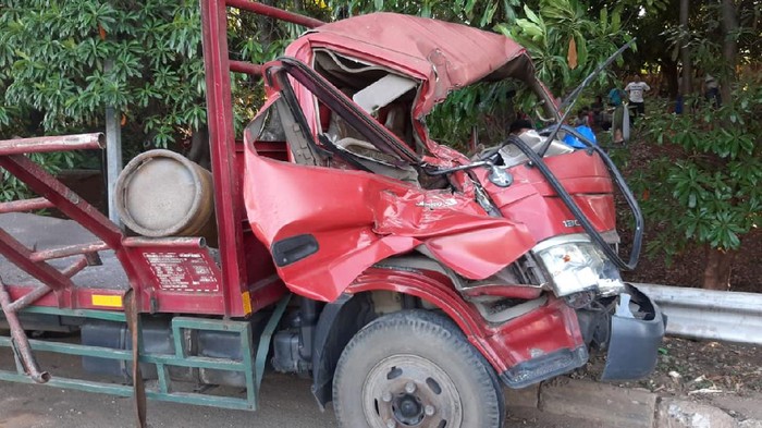 Truk pengangkut gas alami kecelakaan di Tol JORR.