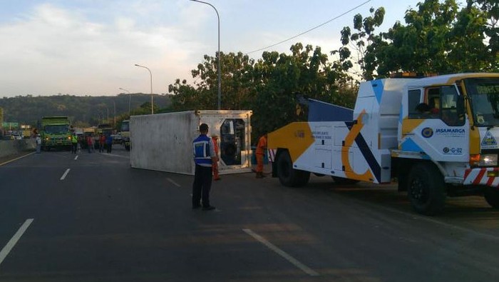 Truk Terguling di KM 83 Tol Cipularang Sudah Dievakuasi, Lalin Mulai Mencair