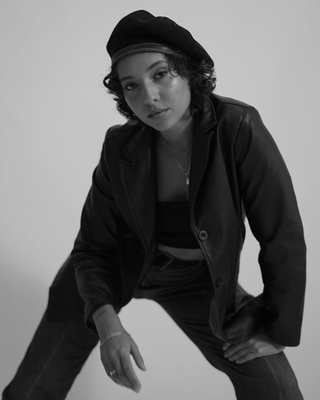 Belakangan Zac Efron memang tertutup mengenai kehidupan pribadinya. Namun beberapa waktu lalu ia sering tertangkap kamera sedang bersama seorang model di sebuah kafe di Australia. Dilaporkan jika mereka bertemu musim panas lalu sebelum liburan ski bersama pada Juli dan banyak menghabiskan waktu bersama sejak saat itu. Foto: Instagram @_is_ness