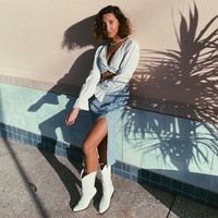 Dilihat dari berbagai postingan, Vanessa adalah orang yang suka berpetualang. Sebelum pandemi Corona, ia tampak pernah liburan ke banyak negara, mulai dari Indonesia hingga India. Karena itu pula, banyak orang menganggapnya cocok dengan Zac Efron. Foto: Instagram @_is_ness