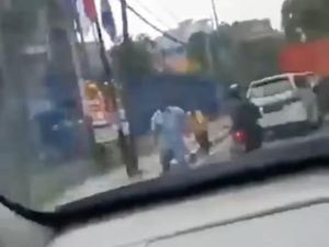 Viral Mobil Serempetan Hingga Dilempar Konblok, Ini Tips Cegah Emosi di Jalan