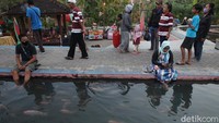 Tidak dipatok harga tiket masuk, hanya disediakan kotak bagi pengunjung untuk menyumbangnya seikhlasnya.