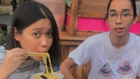Asyik makan mie ayam, Zidny ternyata suka makan di kaki lima. Pelengkap pangsit goreng di mangkuk terpisah bikin rasa mie ayam makin nikmat. Foto: Instagram zidnylthfa/zidnylthhfa