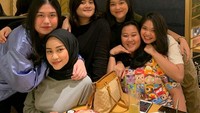 Zidny juga sering kumpul bersama teman-teman perempuannya. Seperti ketika mereka hangout di restoran Jepang. Foto: Instagram zidnylthfa/zidnylthhfa