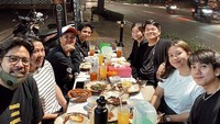 Baik Zidny dan Iqbaal jarang mengunggah kedekatan keduanya di media sosial, namun unggahan-unggahan dari teman mereka memperlihatkan banyak momen manis. Seperti ketika mereka asyik makan di kaki lima. Foto: Instagram zidnylthfa/zidnylthhfa
