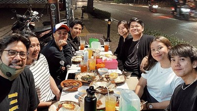 Momen Zidny Lathifa Saat Asyik Makan Bareng Iqbaal Ramadhan