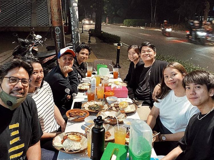 Momen Zidny Lathifa Saat Asyik Makan Bareng Iqbaal Ramadhan