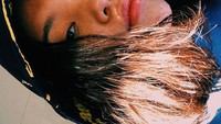 Zidny bukanlah orang baru di kehidupan Iqbaal karena mereka pernah berpacaran saat SMP. Selain itu, Zidny juga ikut bekerja sama dengan Iqbaal dan Rinrin dalam project band Svmmer Dose. Foto: Instagram zidnylthfa/zidnylthhfa