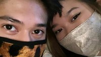 Foto ini menjadi awal dari kehebohan penggemar Iqbal yang menduga ia kembali menjalin cinta bersama Zidny. Keduanya kompak memakai baju putih dan Iqbal memberikan emoji love ungu pada unggahannya. Foto: Instagram zidnylthfa/zidnylthhfa