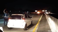 Akibat kecelakaan tersebut, arus lalu lintas jalan tol dari arah Colomadu-Boyolali sempat macet hingga sekitar 1 kilometer. 