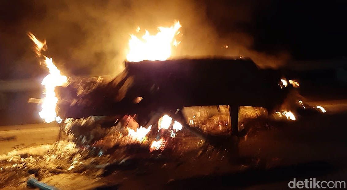 Kecelakaan beruntun terjadi di jalan tol Kartasura-Boyolali KM 485, Boyolali, Jawa Tengah, Selasa (8/9/2020) malam. Akibatnya satu mobil terbakar dalam kecelakaan tersebut.