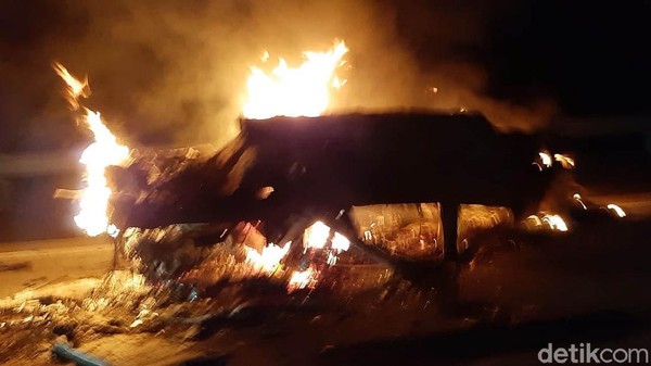 Penampakan Mobil yang Terbakar Akibat Kecelakaan di Tol Boyolali