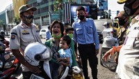 Petugas tampak berdialog dengan seorang warga yang terjaring razia PMKS di kawasan Jakarta Utara.