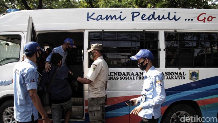 Petugas gabungan melakukan razia PMKS di kawasan utara Jakarta. Pengamen hingga gelandangan diangkut petugas guna ciptakan lingkungan yang aman dan nyaman.