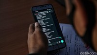 Seorang petugas mendata sejumlah warga yang terjaring razia PMKS di kawasan Jakarta Utara.