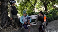 Selain menjaring, pengemis hingga pengamen, petugas gabungan juga turut mengangkut gelandangan, manusia silver, dan ondel-ondel jalan raya yang berkeliaran di kawasan tersebut.