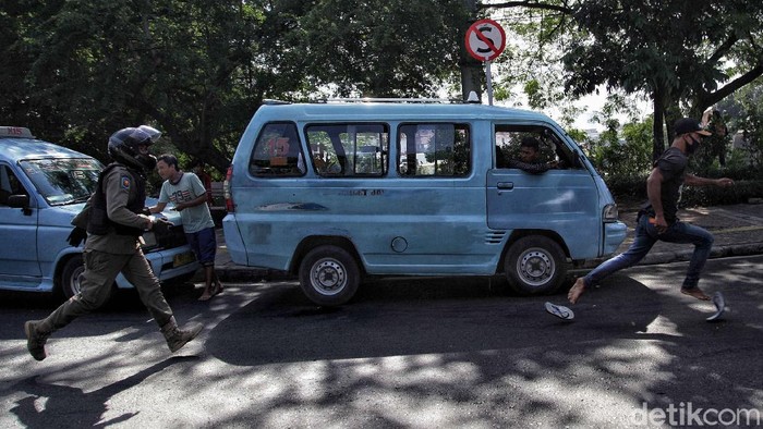 Petugas gabungan melakukan razia PMKS di kawasan utara Jakarta. Pengamen hingga gelandangan diangkut petugas guna ciptakan lingkungan yang aman dan nyaman.