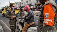 Gubernur DKI Jakarta Anies Baswedan akan menggelar rapat khusus mengenai evaluasi pandemi COVID-19 di Ibu Kota. Anies mengatakan situasi di Jakarta saat ini dalam keadaan mengkhawatirkan.